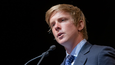 Ο Κρις Χιούζ ζητά τη «διάλυση» (!) του FB