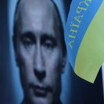 O Πούτιν με φόντο την Ουκρανική σημαία σε διαδήλωση
